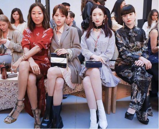 baby巴黎半夜赴私宴！独自约爱马仕总监聊工作？笑容僵硬如雕像