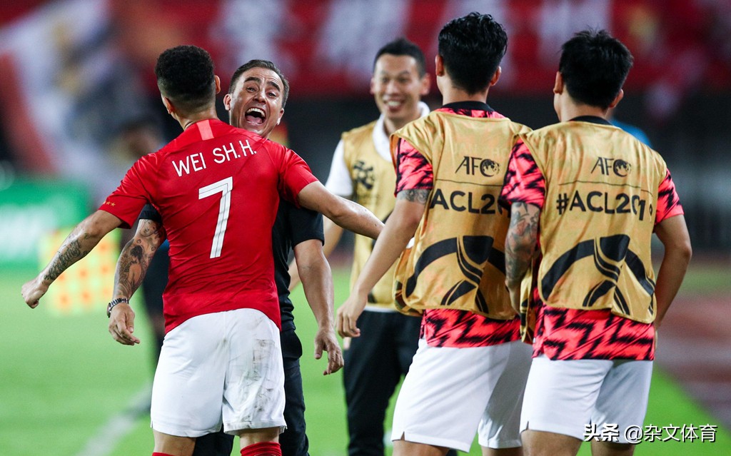 恒大天才扮演“不良少年”！携女友拍摄写真，被外媒疯狂夸赞