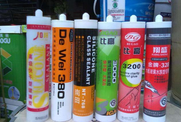 玻璃胶粘镜子怎么去除掉,玻璃胶粘的镜子能拆掉吗