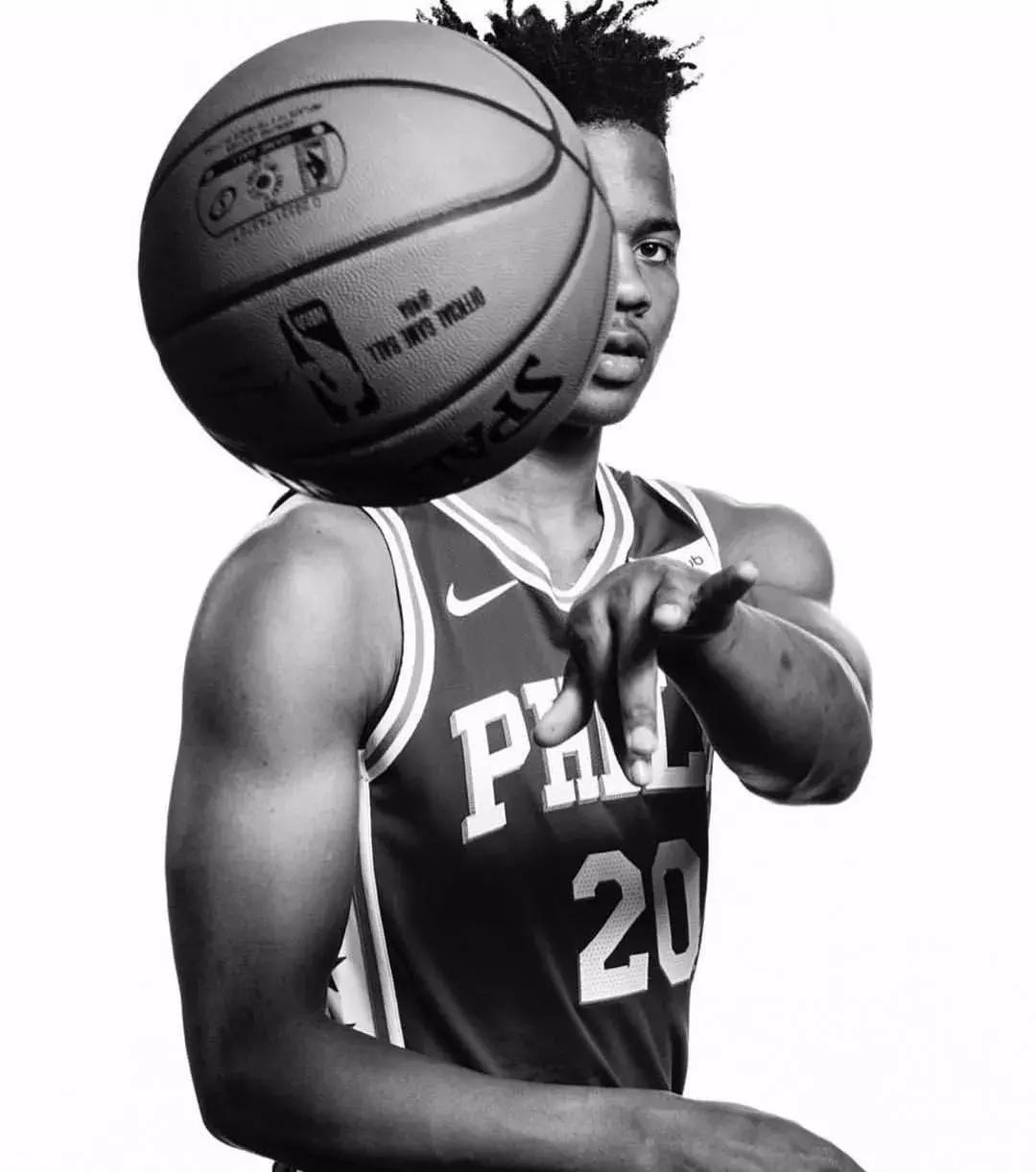 坐在观众席上看球赛篮球绝杀,坐在场边投篮