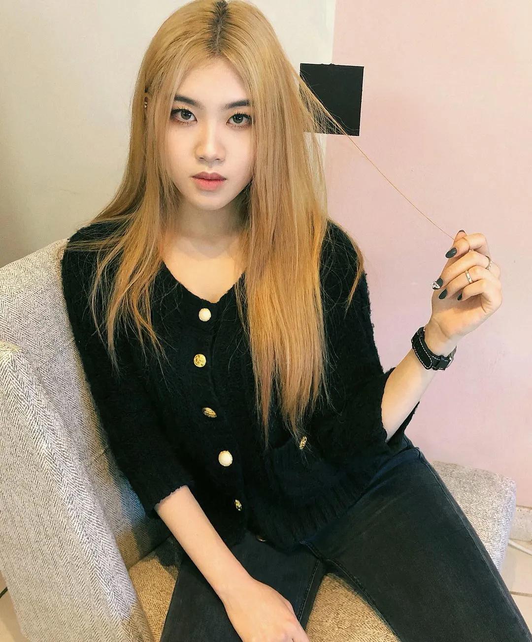 lisa和rosie秀恩爱,lisa与rosa在直播间接吻