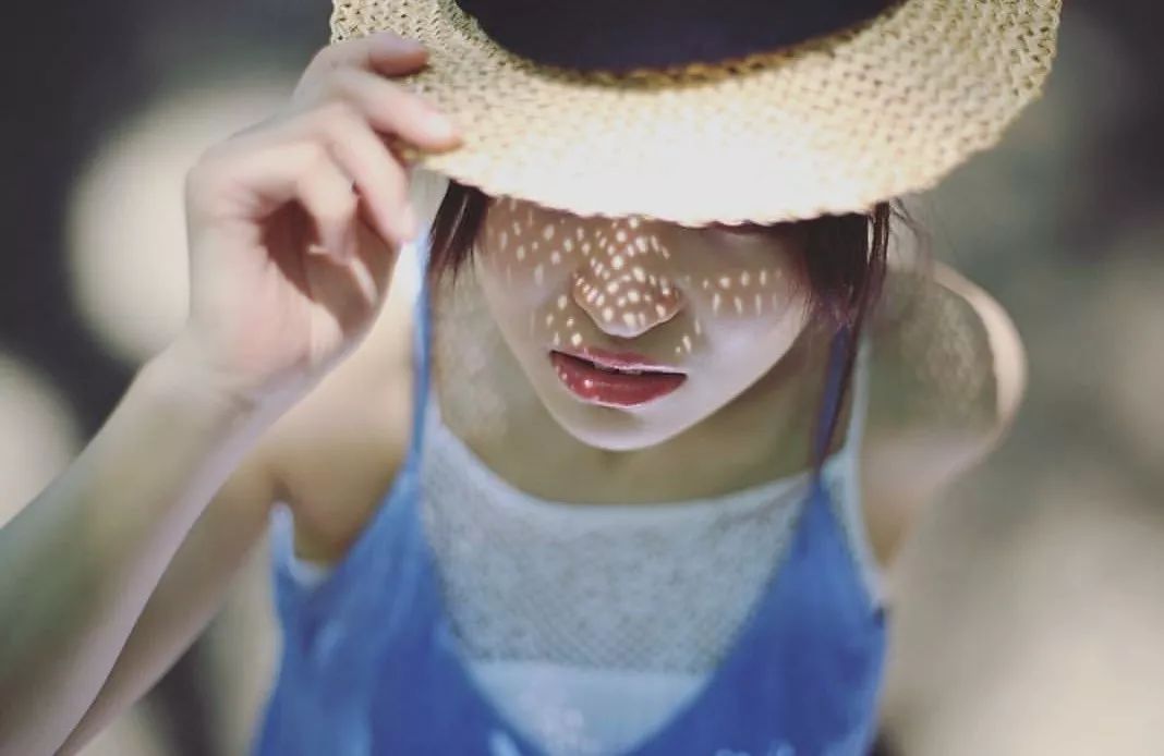 拍照尴尬怎么化解,拍照不自然不上镜的解决办法