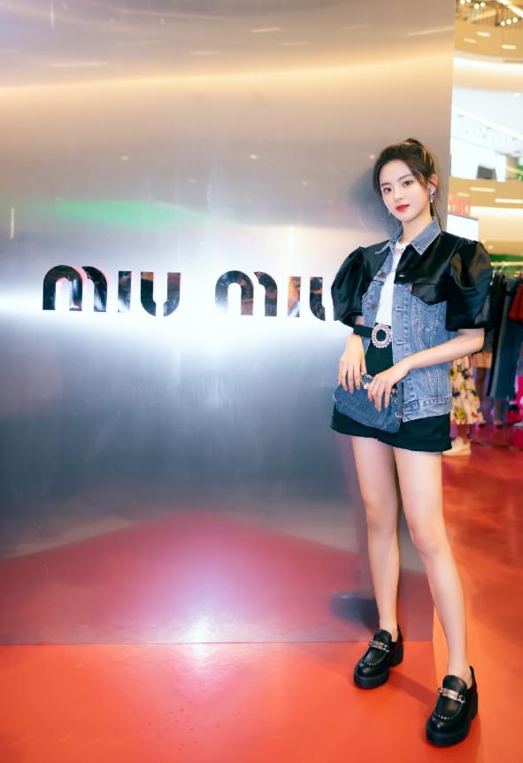 杨超越再度“逆袭”，穿小白裙清雅秀气，蝴蝶结发型俏皮减龄