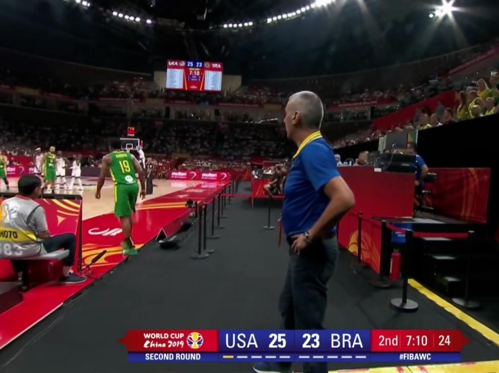 巴西啦啦队舞蹈燃爆全场,巴西闪电登场