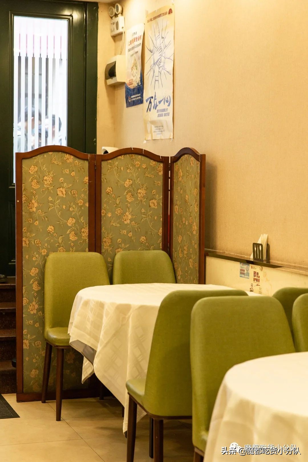 这店，客人提行李箱去吃