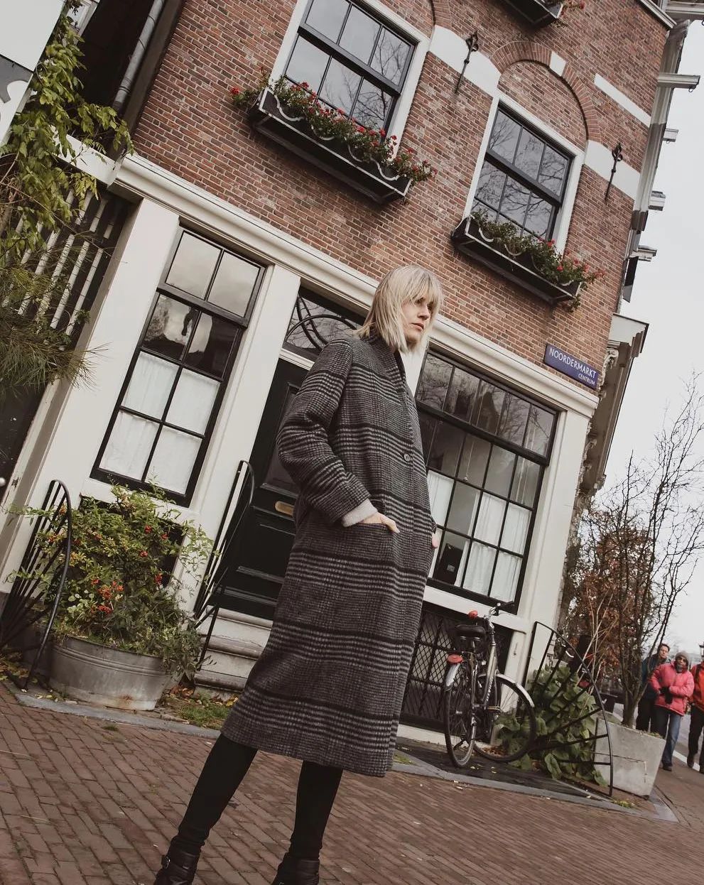 黑白格纹大衣怎么搭配好看,戴帽子黑白格纹大衣怎么搭配好看