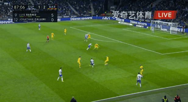 武磊,历史上首位攻破巴萨球门的中国球员。网友:全村的骄傲