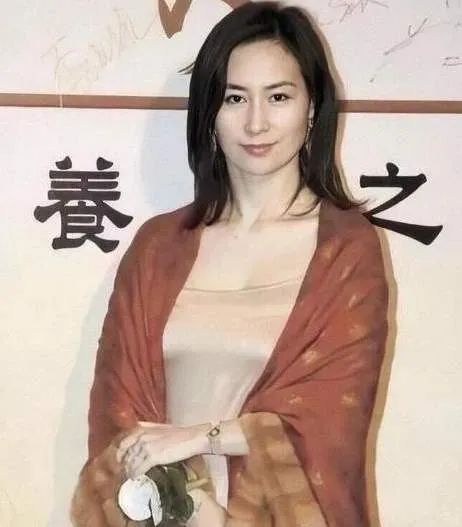 赌王女儿何超盈为什么那么胖了,赌王小公主何超欣近照曝光