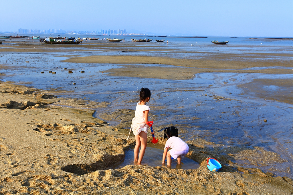 大连游玩抓螃蟹,小众海边亲子游赶海抓螃蟹