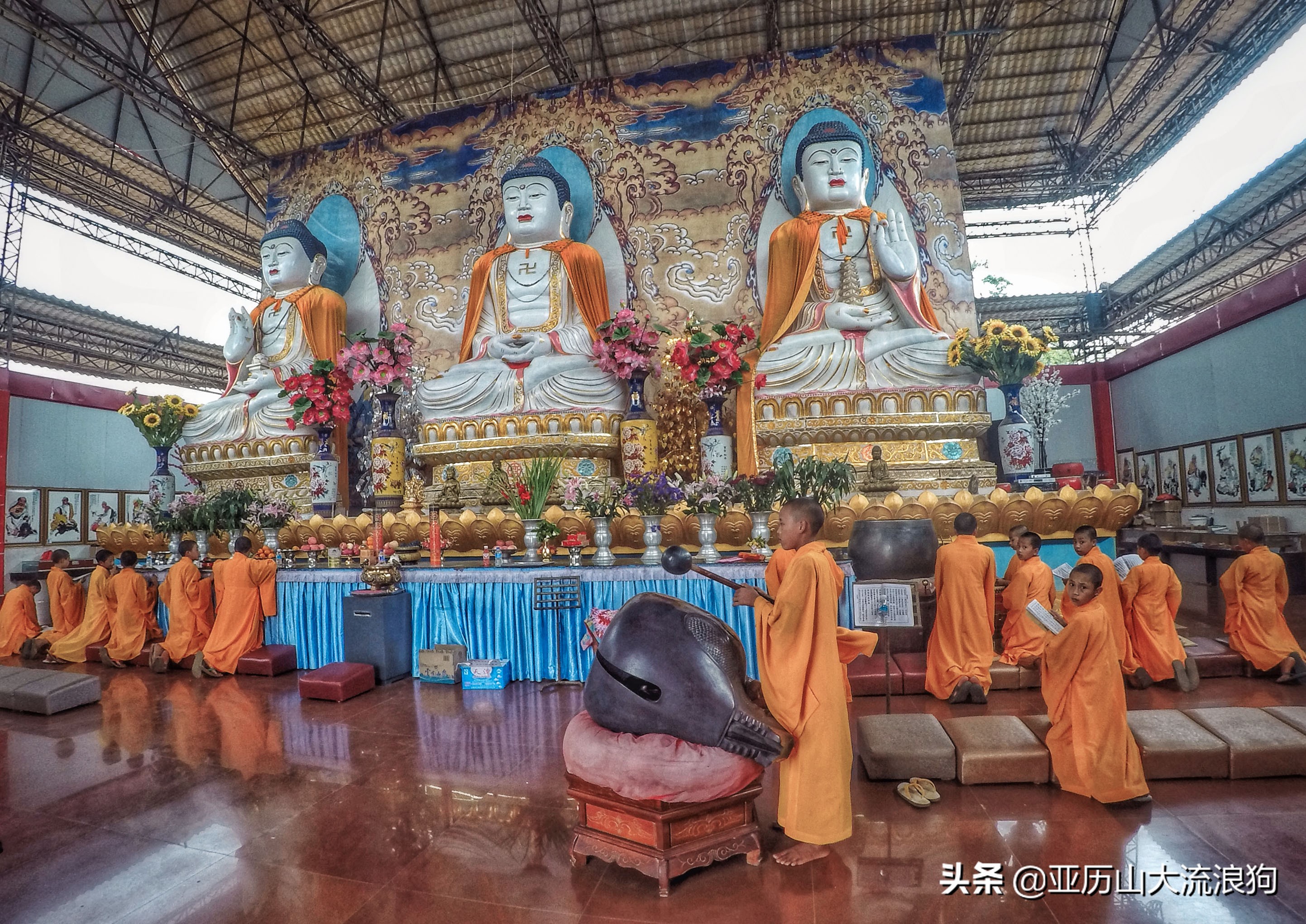 中缅边境的佛寺,旅途中遇到藏区僧人