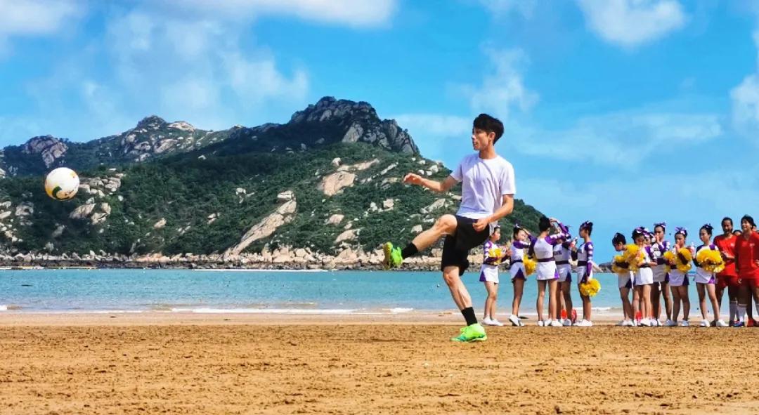 @张一山，霞浦大京沙滩展开一场精彩的足球比赛