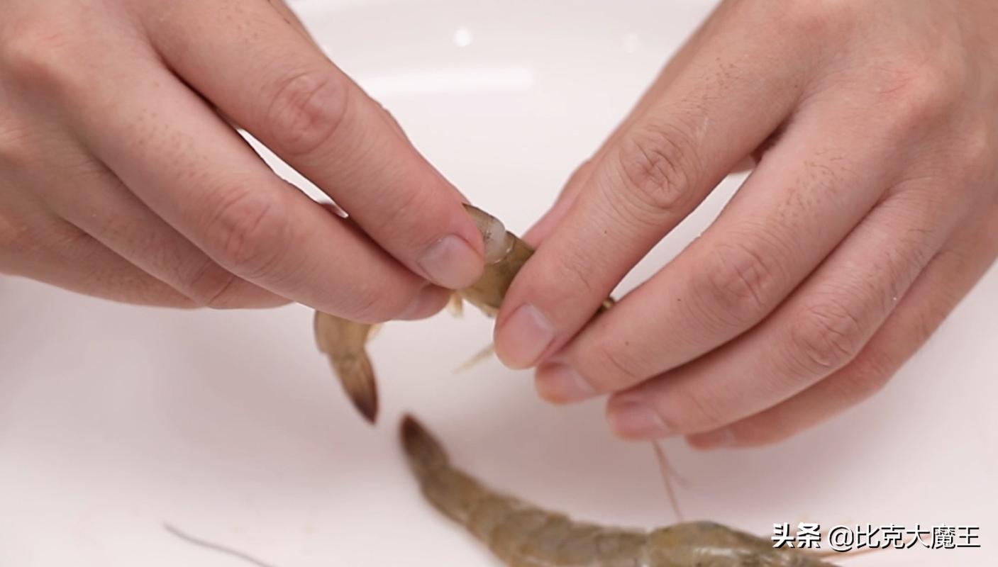 吸管挑虾线去虾头,去虾线别把虾掰断了