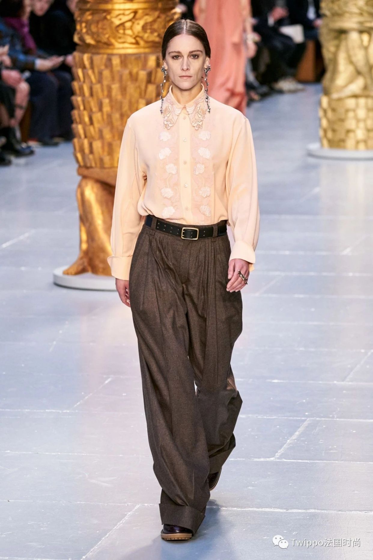 2020秋冬巴黎时装周givenchy秀场 (jacquemus 2020巴黎时装周秀场)