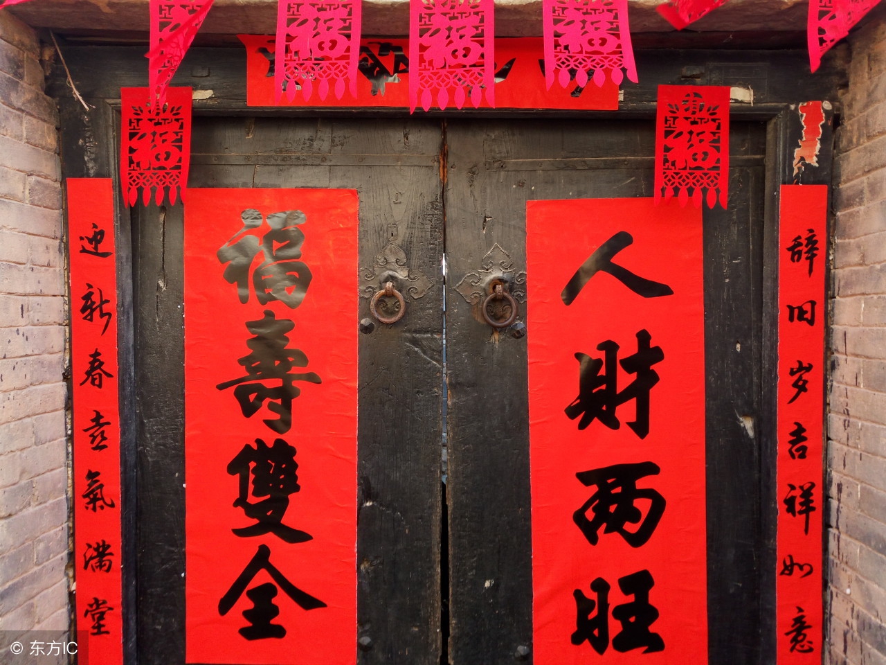 才女改嫁给一个木匠，整天苦着脸，除夕木匠写一对联，她喜笑颜开