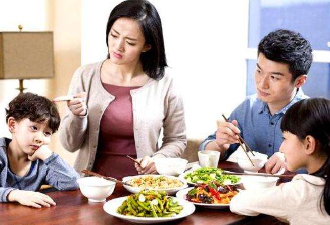 幼儿吃饭慢老师怎么和家长沟通,孩子总是吃饭不长肉怎么办