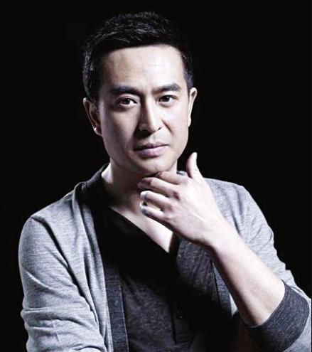 才49岁的张嘉译头发花白,走路已需要人扶?西瓜视频为你揭秘