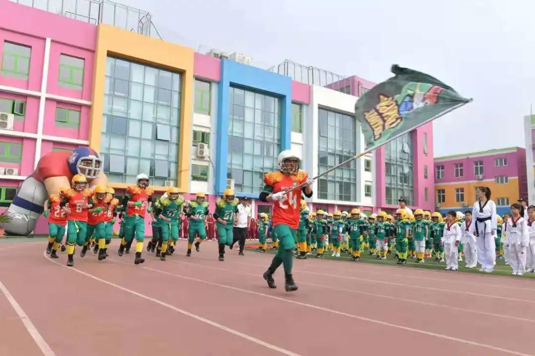 一共有207人参加体操表演,一百多人体育节开场