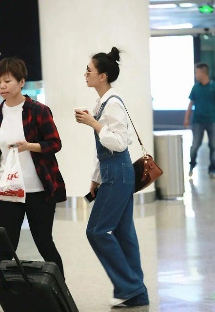 41岁的高圆圆极简黑白配,高圆圆黑白配出席秀场