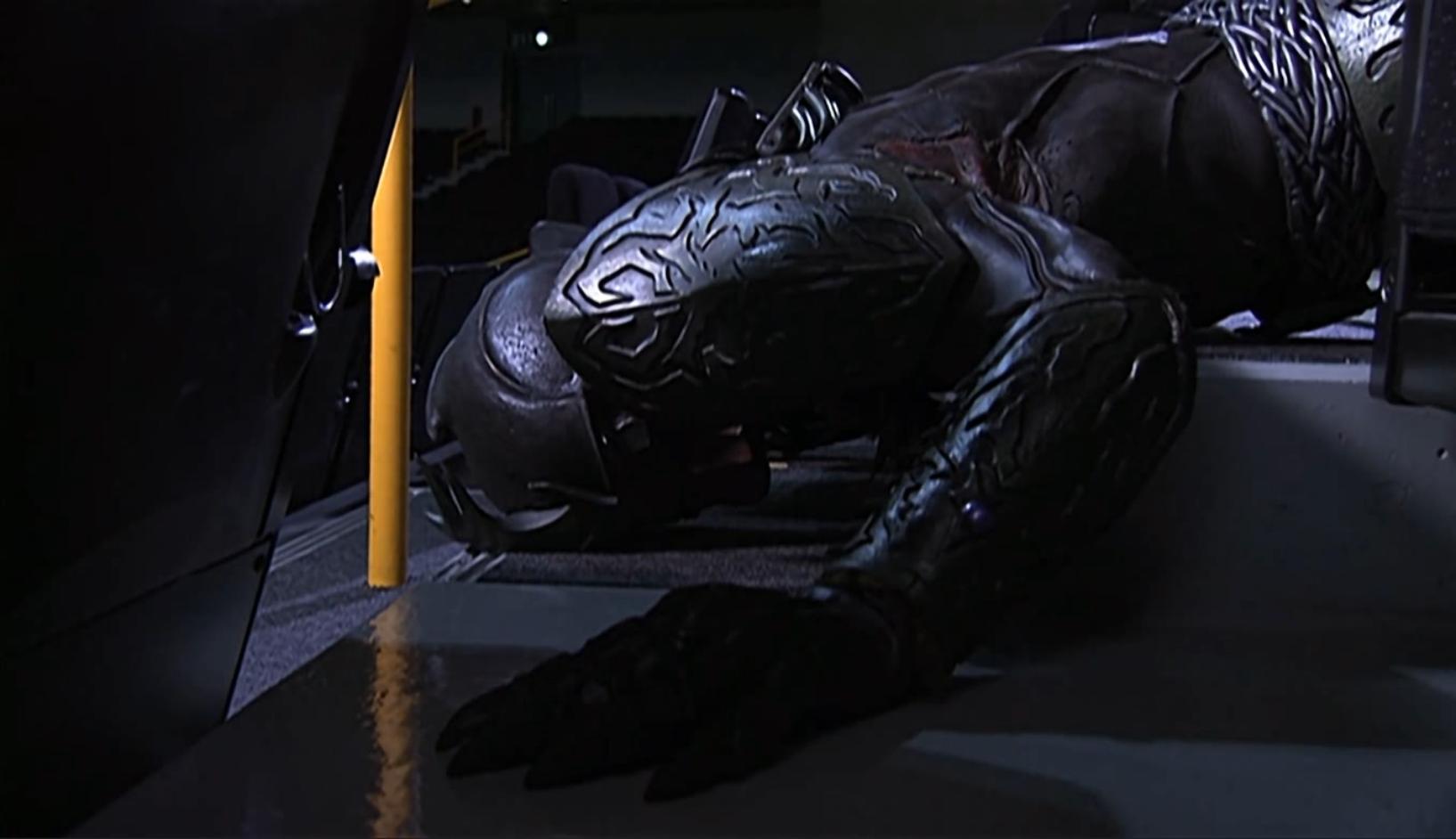 假面骑士空我：为何玫瑰姐宁可笑着被一条警官射杀，也不还手？