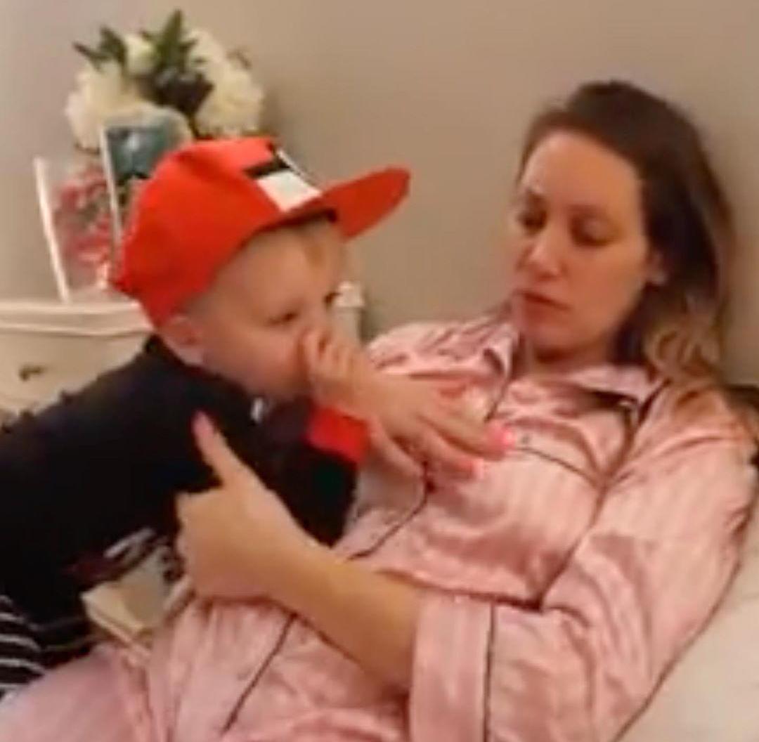 美国网红领养中国残障男孩，疯狂吸血赚钱后就无情抛弃？