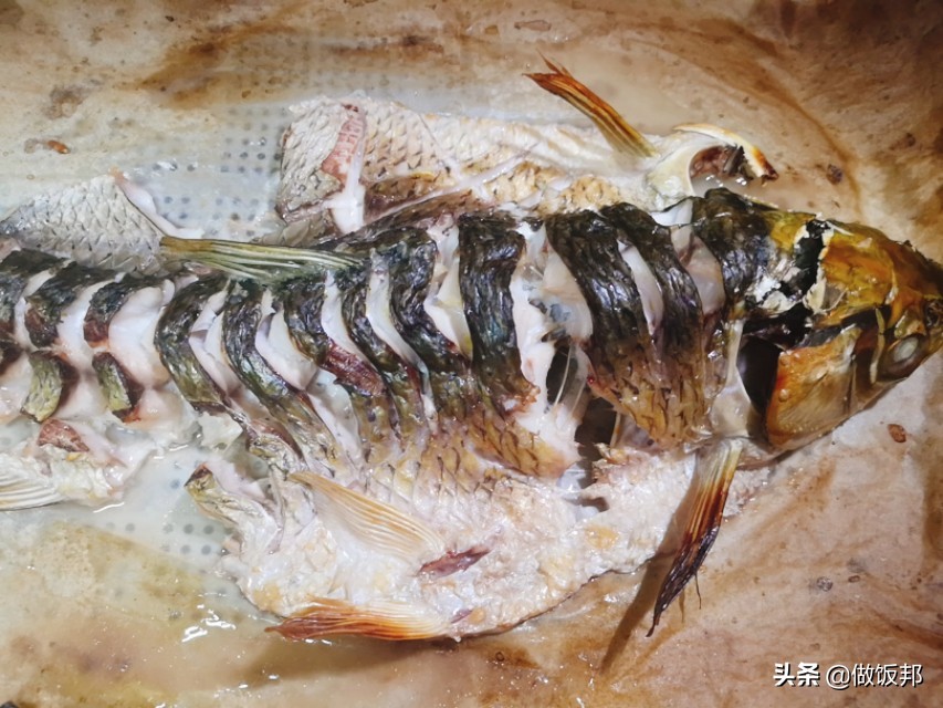江边蒜香麻辣烤鱼做法教程家庭版,怎么烤鱼简单又美味在家就能做