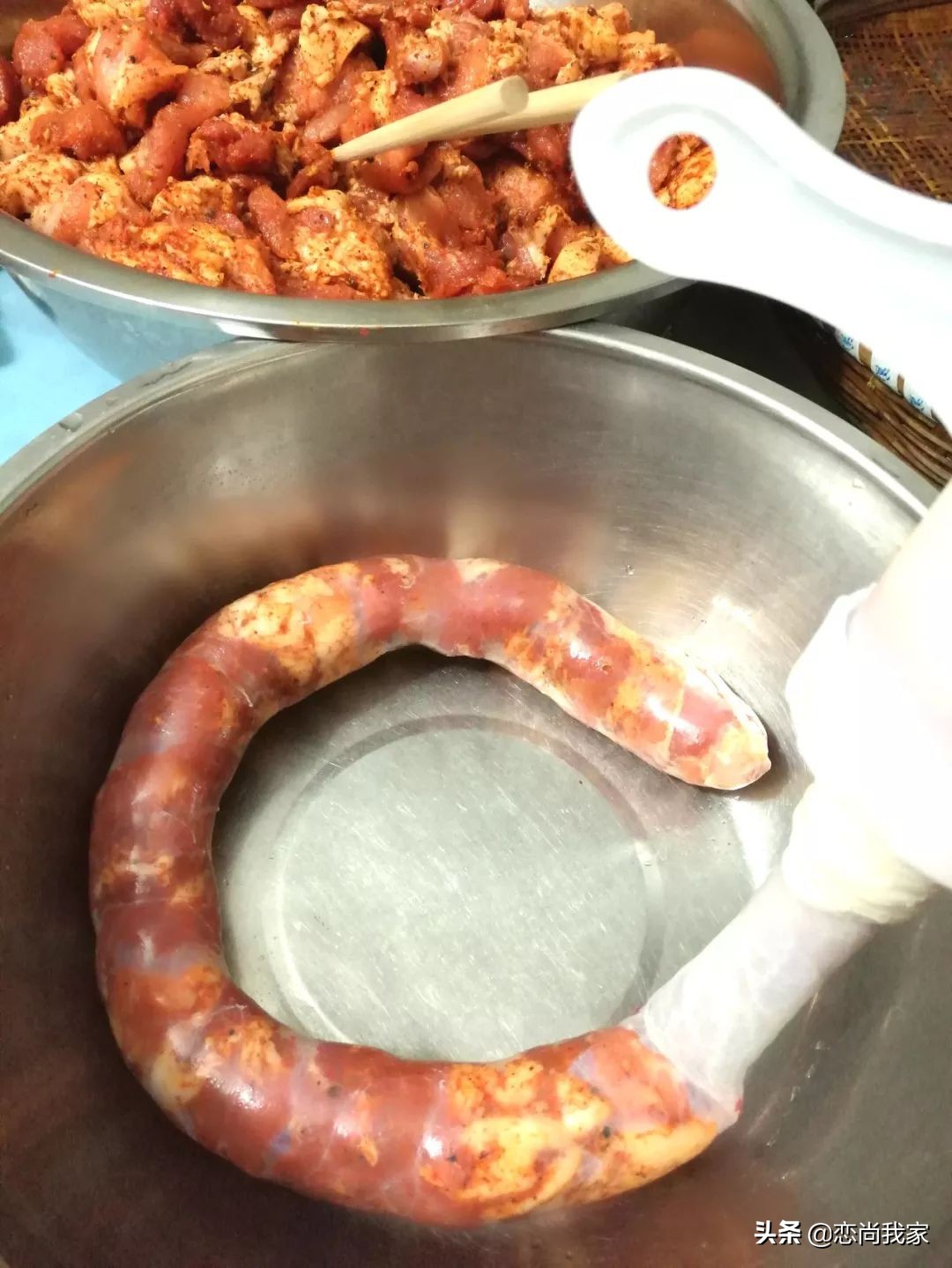 又到腌晒腊肉香肠的季节,又到了灌香肠腌腊肉的季节