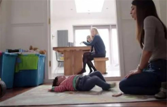 孩子发脾气这三个动作比吼更有用,孩子乱发脾气满地打滚怎么处理