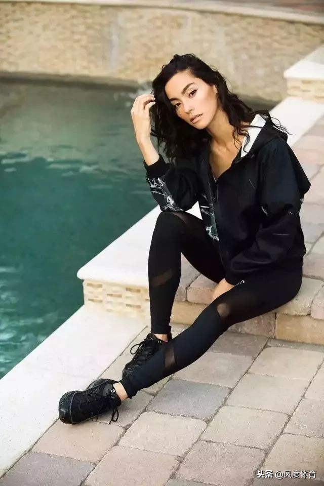 *窥偷**女神AdrianneHo的ins照片,我仿佛打开了新世界的大门……