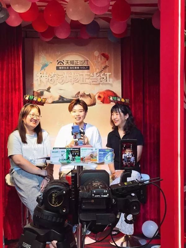 90后女孩直播卖农产品,00后美女吃美食直播