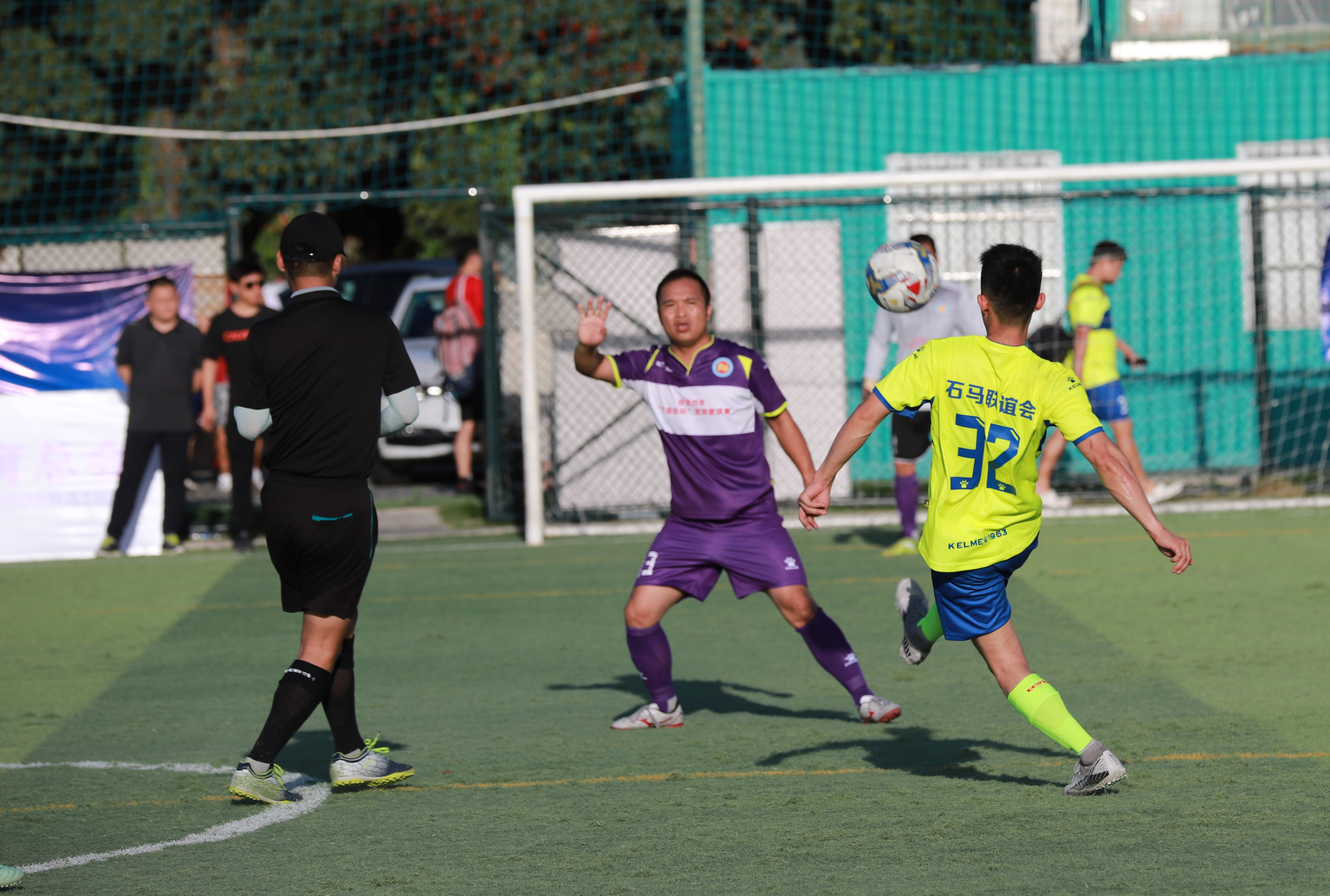 宁促会杯在南海足球公园开幕,14支队伍、共238名足球猛将球场竞技