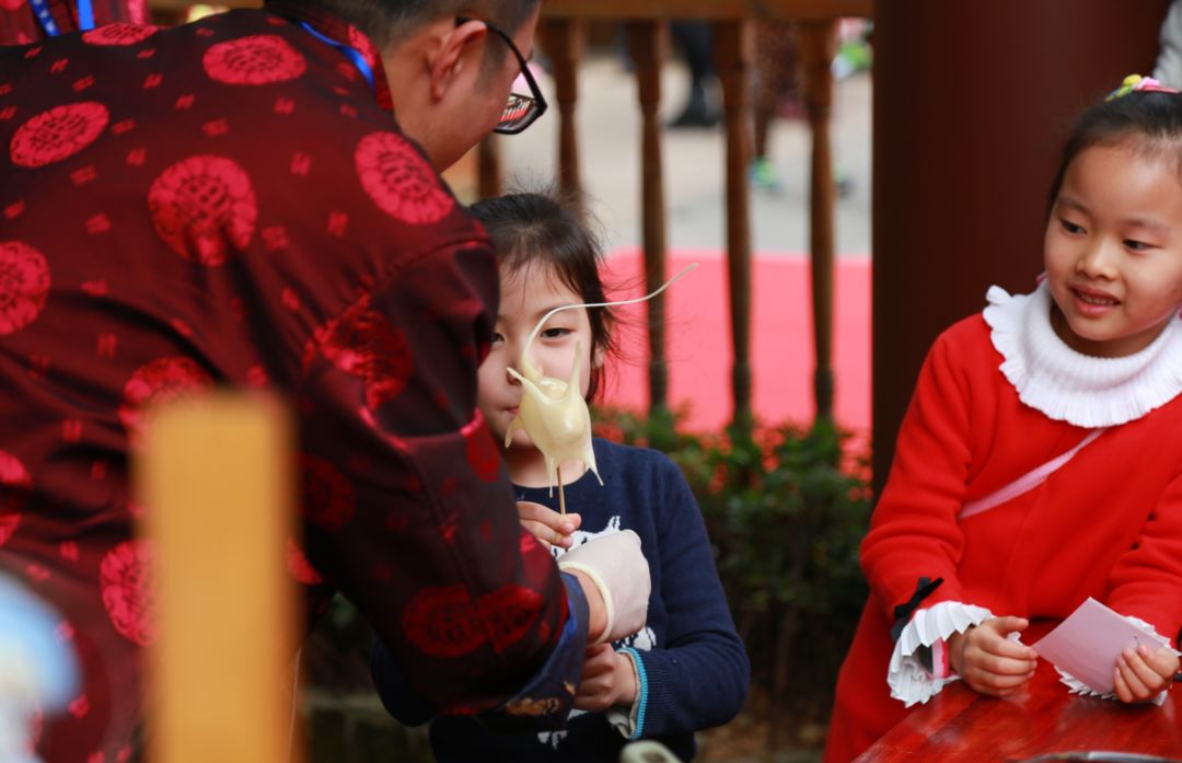 为了集五福，我用女朋友的口红写了个“福”字