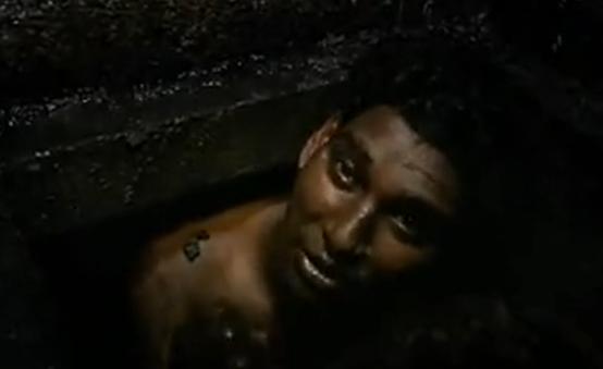 印度穷人下水道里淘金,印度穷人淘金