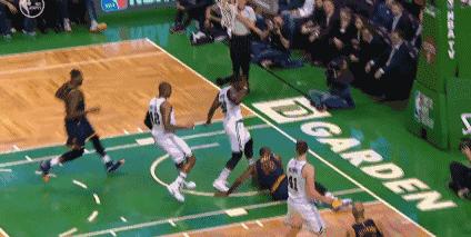 老是崴脚是怎么回事,踢球老是崴脚怎么回事