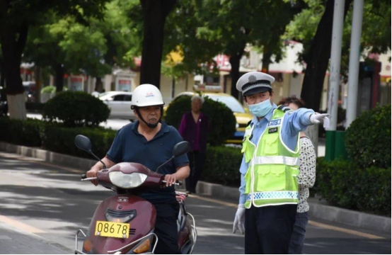 安徽一男子骑车不减速被轿车撞飞,男子开车被陨石砸中