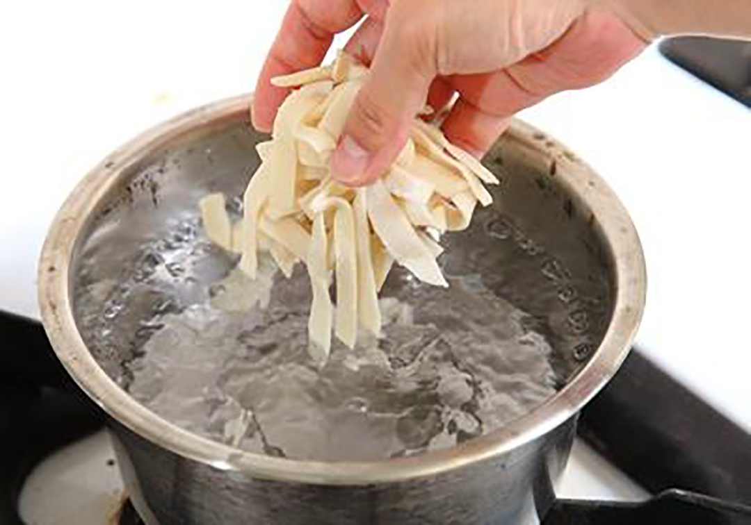 多余水饺皮新吃法,水饺皮用不完怎么煮才好吃