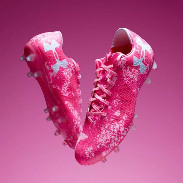 混身上下一套粉？绿茵场上的硬汉们究竟怎么了？