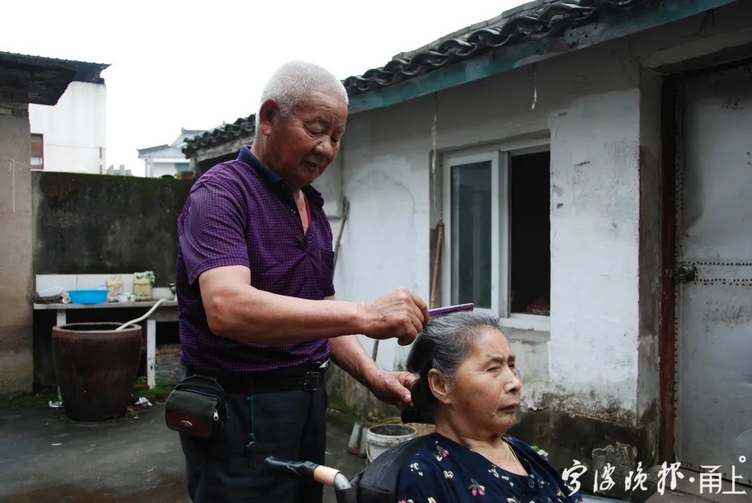 8旬老太坚守一生照顾瘫痪丈夫56年,81岁老人独自照顾瘫痪妻子40年