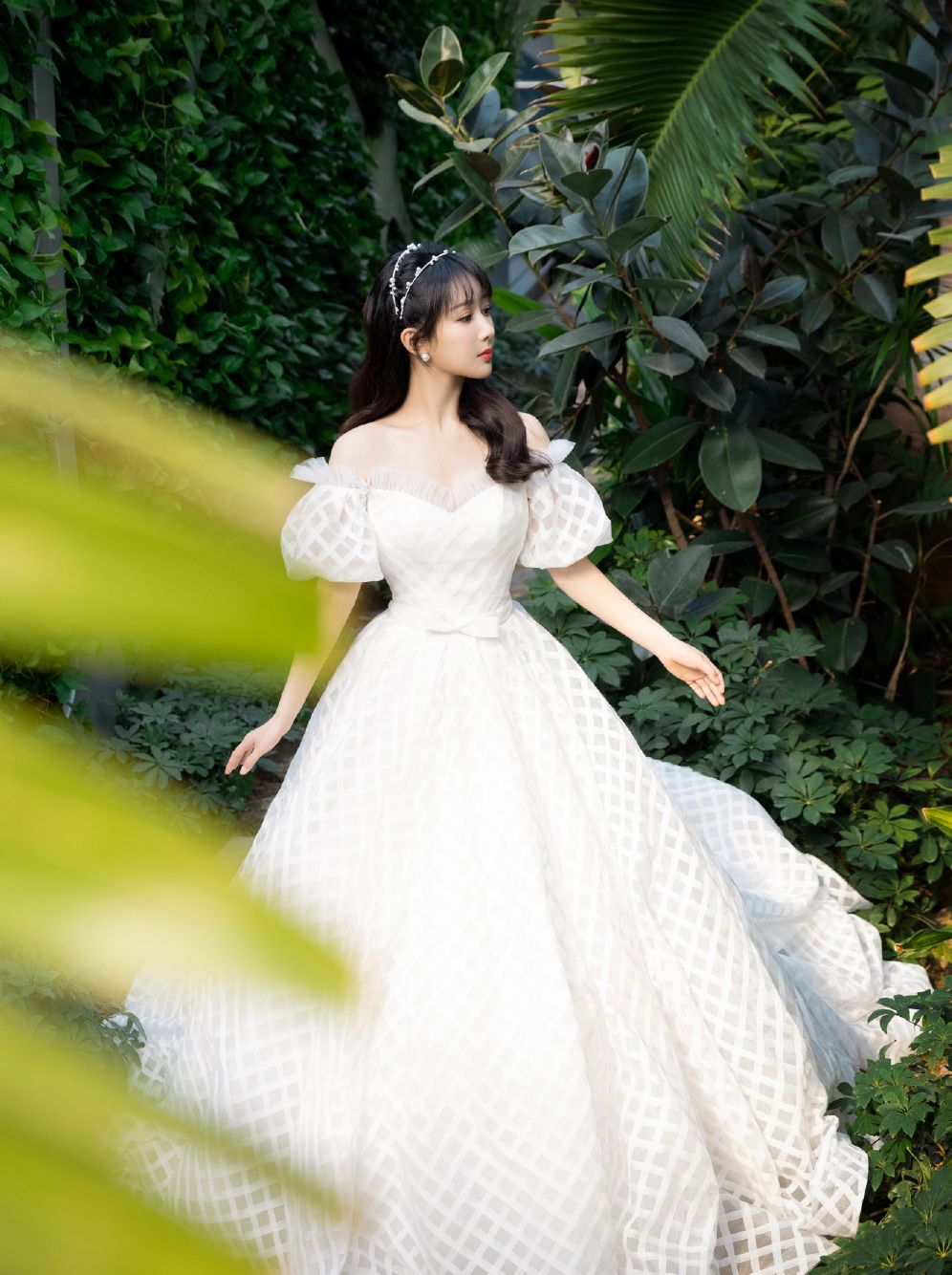 杨紫近期长发披肩同款发型,杨紫白色纱裙配公主头造型