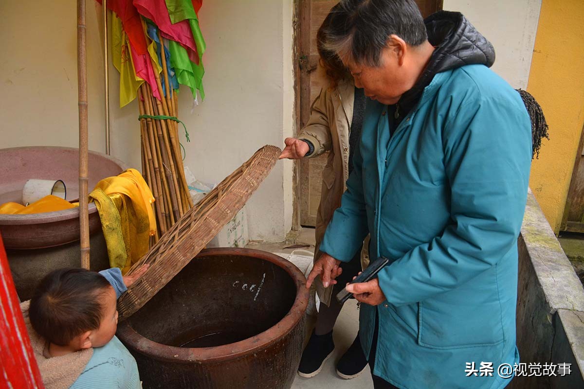 村民挖水井,村民挖井挖到泉眼