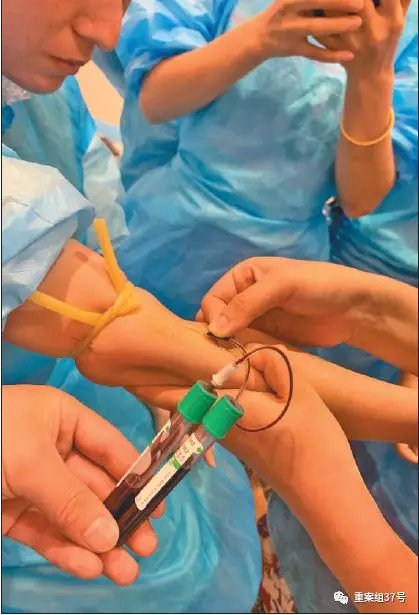 男记者*底卧**微整形速成班:学员互扎致出血淤青,禁药*证假**一条龙