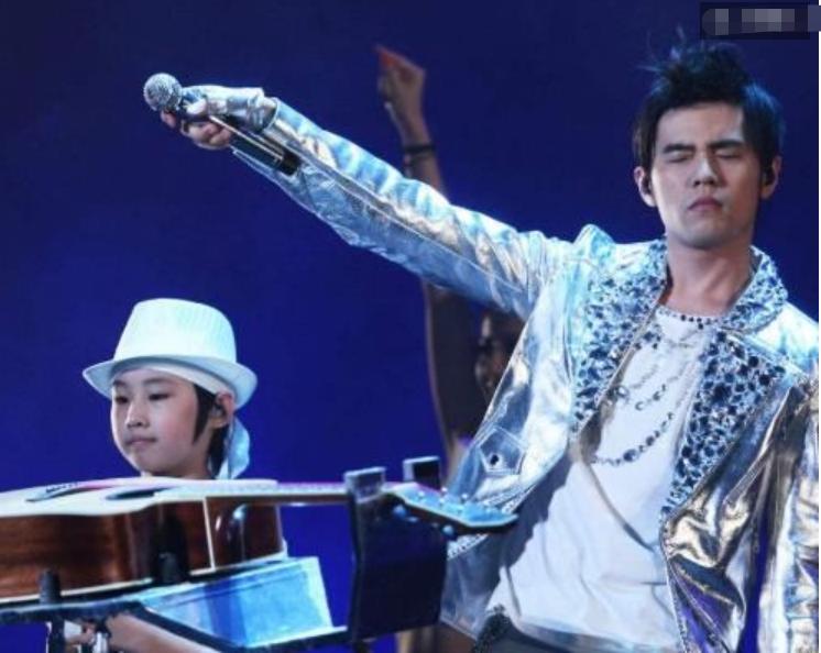 9岁登上春晚和周杰伦合作的人,10岁登上春晚父母为他卖掉房子