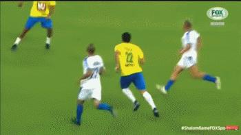 都是帅的错！女裁判赛场1举动罕见：向卡卡出黄牌并强行自拍合影