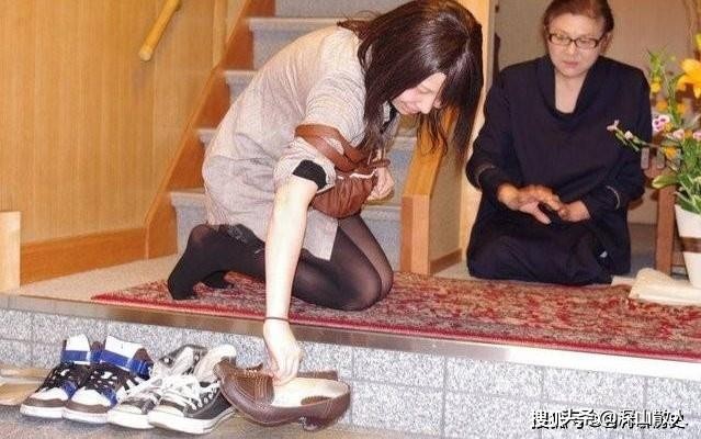 日本人进屋脱鞋是一种习惯,日本人吃饭脱鞋脚臭怎么办