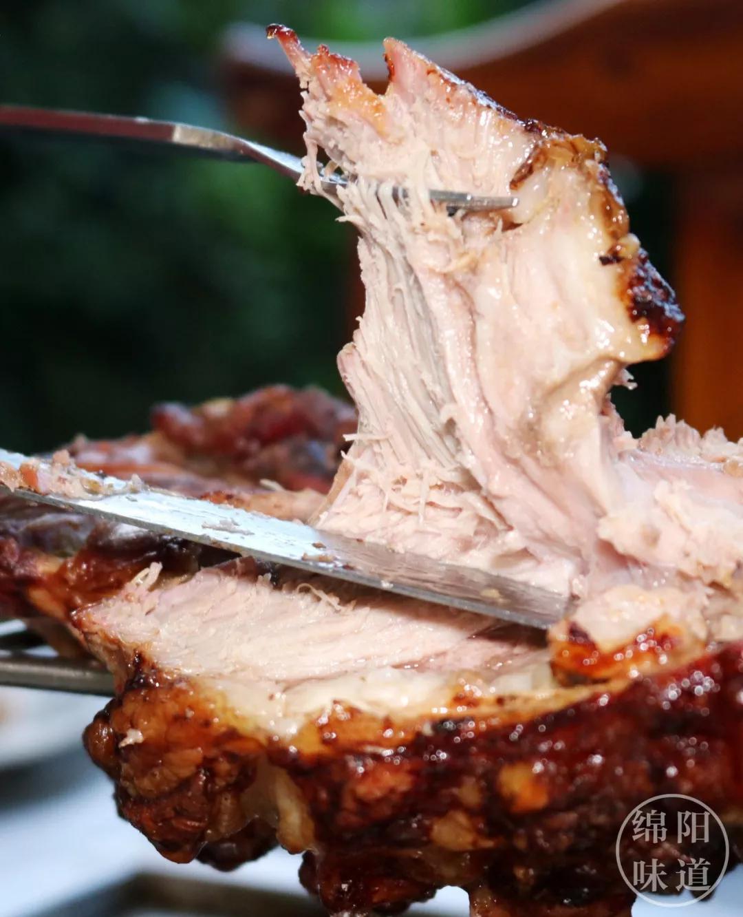 口*爆口**汁！这家店凭借「巨无霸烤羊腿」风靡绵阳！吃了整整7年