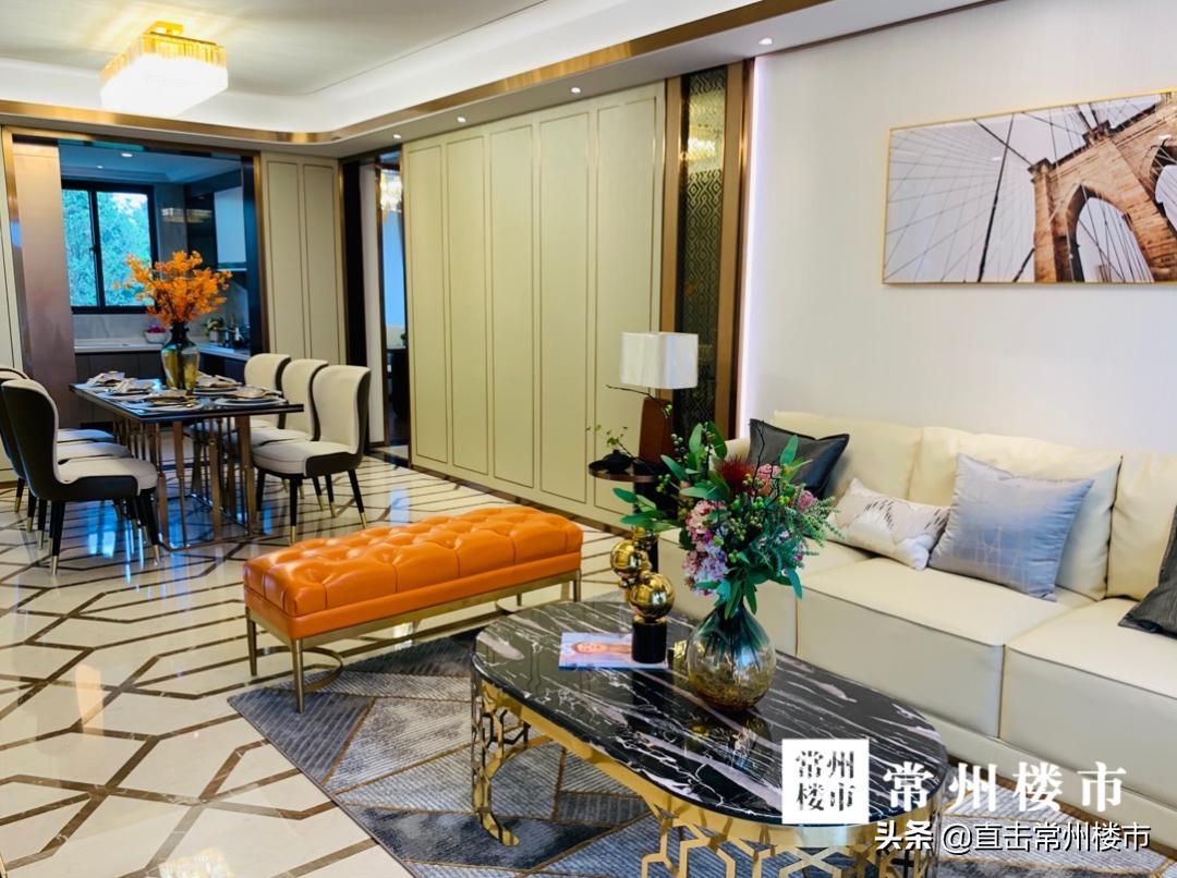 售楼处开盘千人排队,开盘人多冲进售楼部的视频