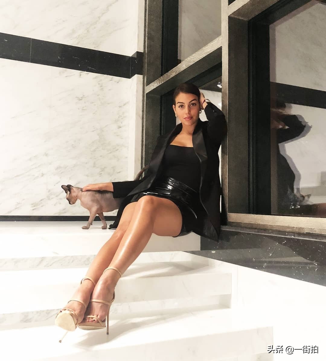 C罗“贫民女友”乔治娜太惊艳！穿V领礼服不用首饰点缀也美的自信