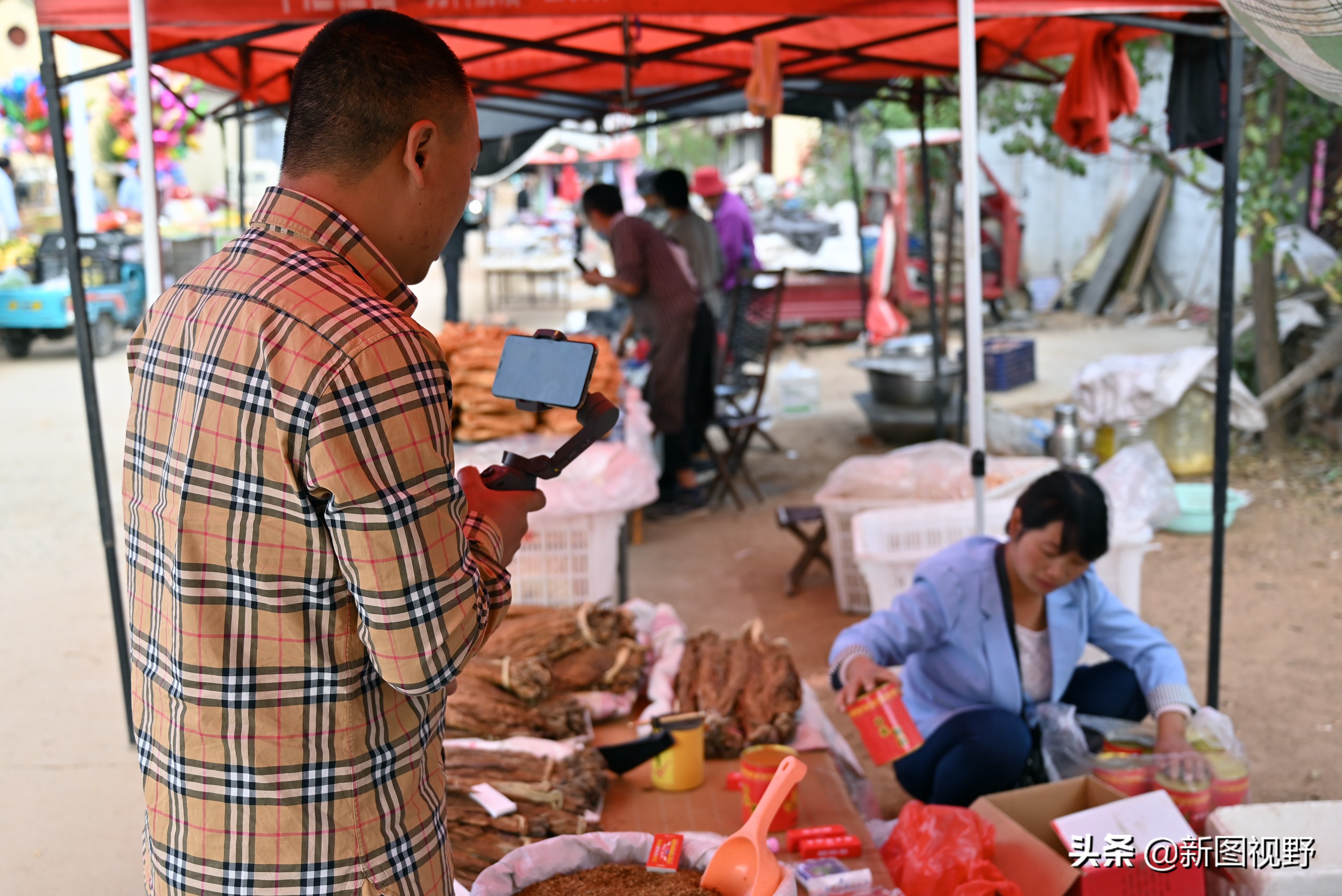 男子返乡拍短视频创业，3个月卖出10万元土货，带火了农村大集