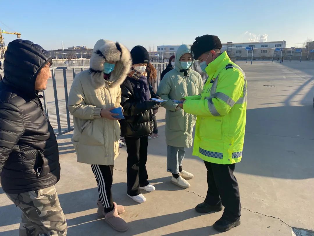 交警四个阵地冬季交通安全宣传,营口市交警抗风雪保道路安全畅通