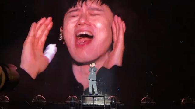 张杰演唱会意外受伤就医现场,张杰回应演唱会意外受伤