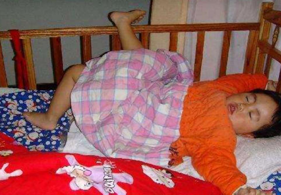 孩子睡觉总踢被子用盖吗,孩子睡觉喜欢踢妈妈肚子睡觉